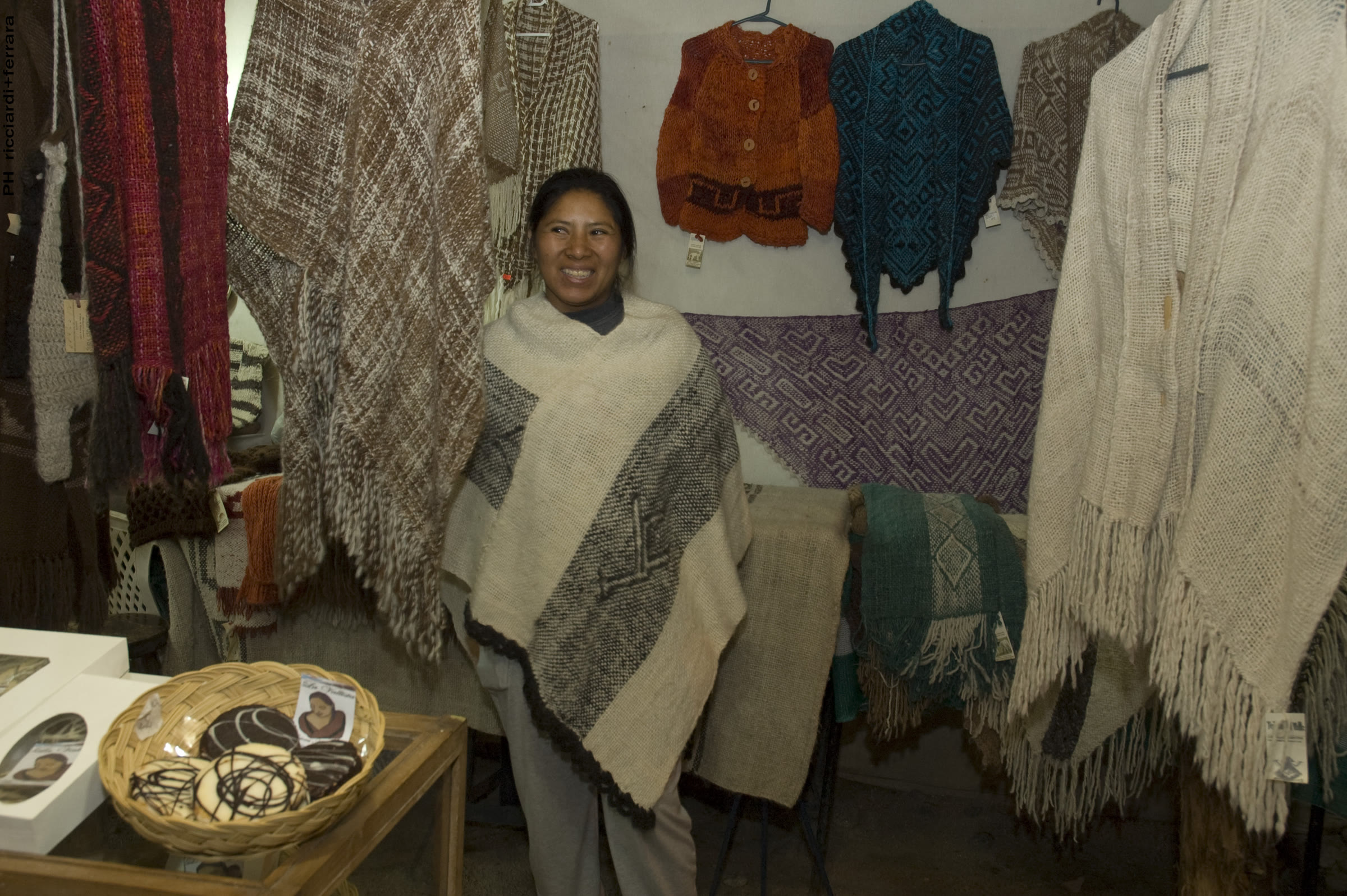 Textiles artesanales exhibidos en la feria